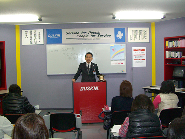 橋本社長よりごあいさつです！ダスキン創業50周年や交通安全についてのお話がありました。