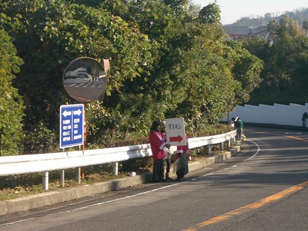 おおぜいの参加で道案内も大変です。お疲れ様ですm(＿ ＿)m